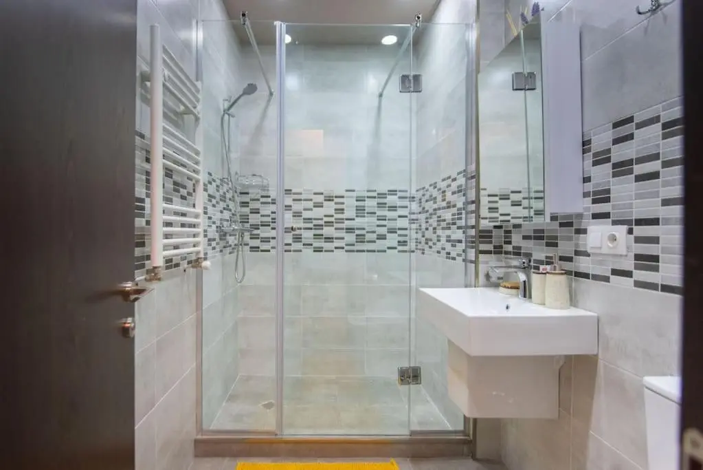 2-Bedroom Apartment with Spacious Balcony - Self Check-In - 5 Min to Metro