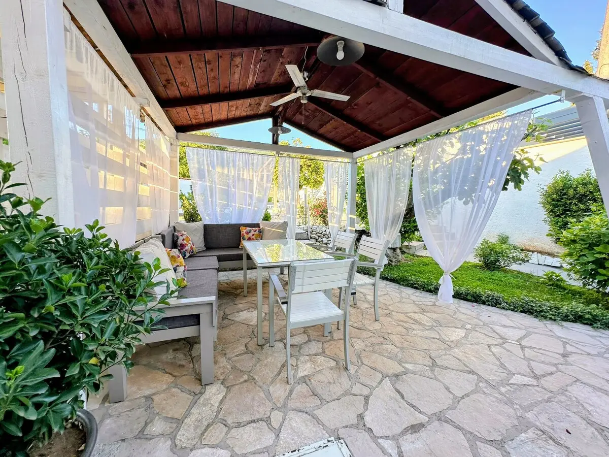 Sunshine Apartment – Pool, River & Garden Oasis