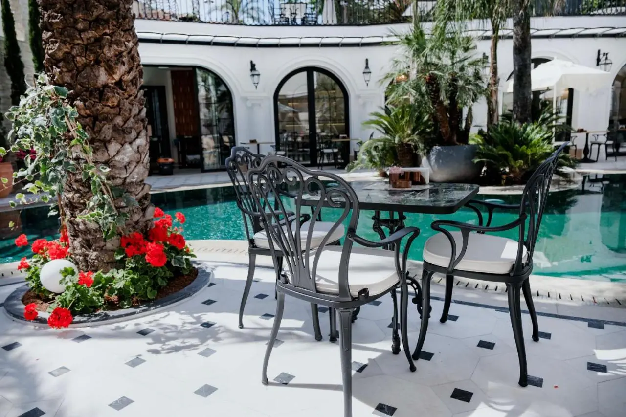 Elegance East Hotel