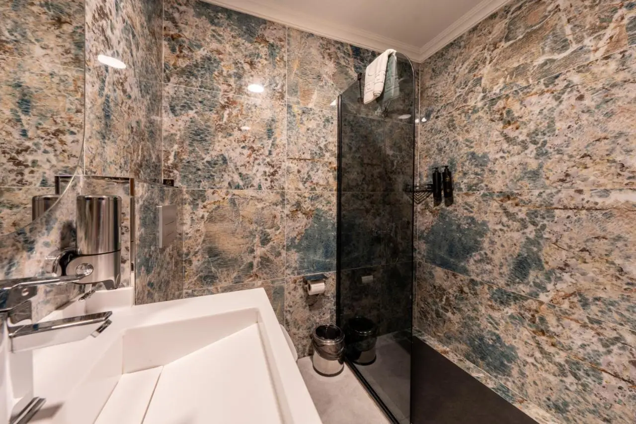 216 Eagle Palace Suite
