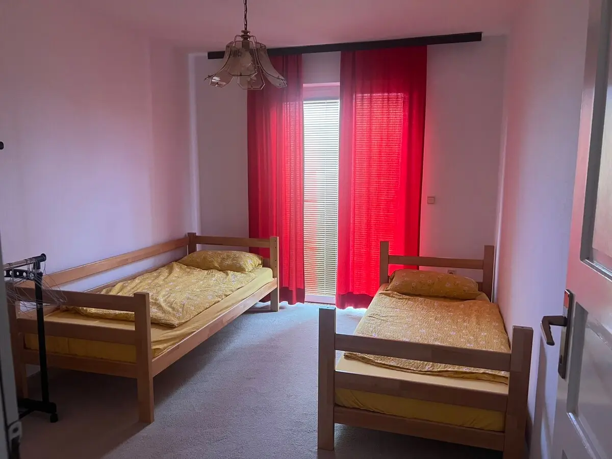 House with a large courtyard and parking, 3 air conditioners!