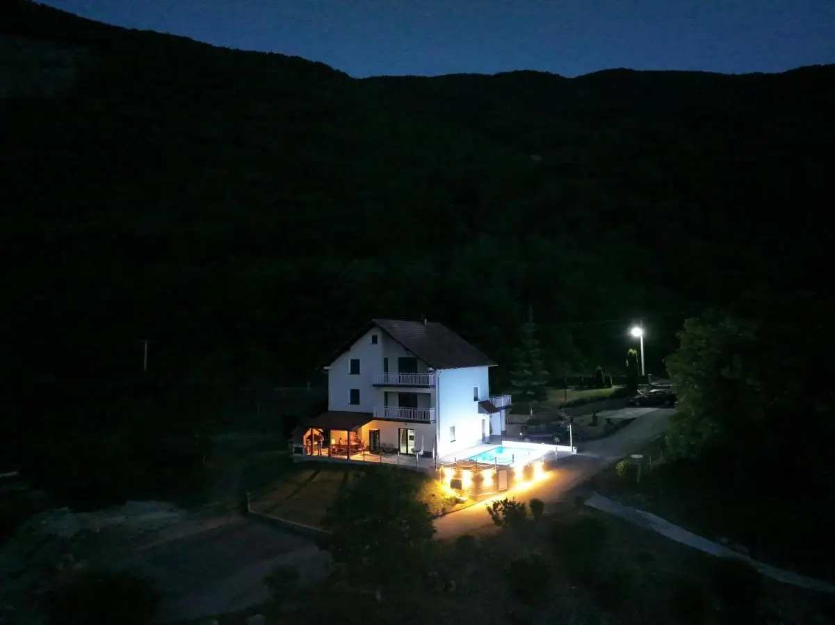 Oaza mira - Apartment with Lake View & Private Pool