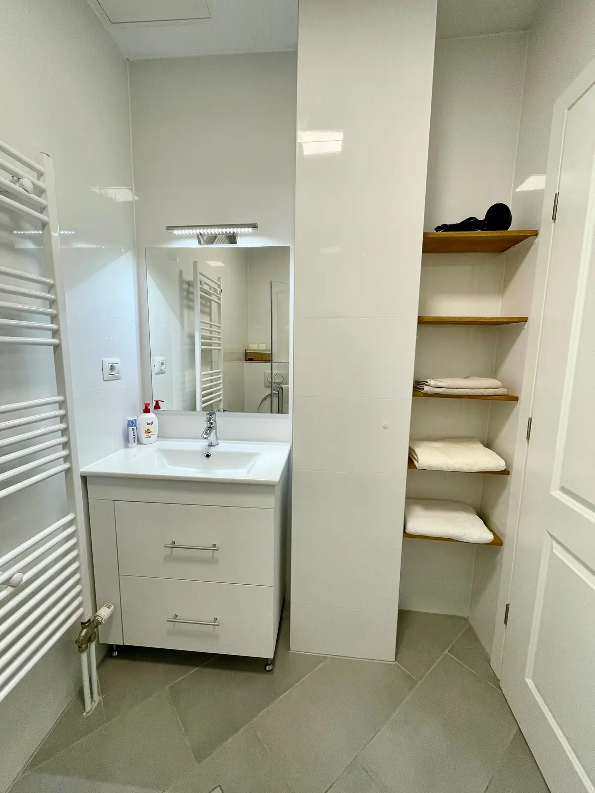 Beautiful White Studio Apartment Lejla