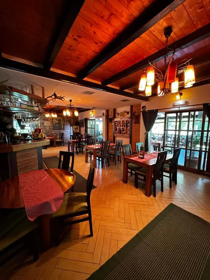 Prenoćište/Restoran Lovac