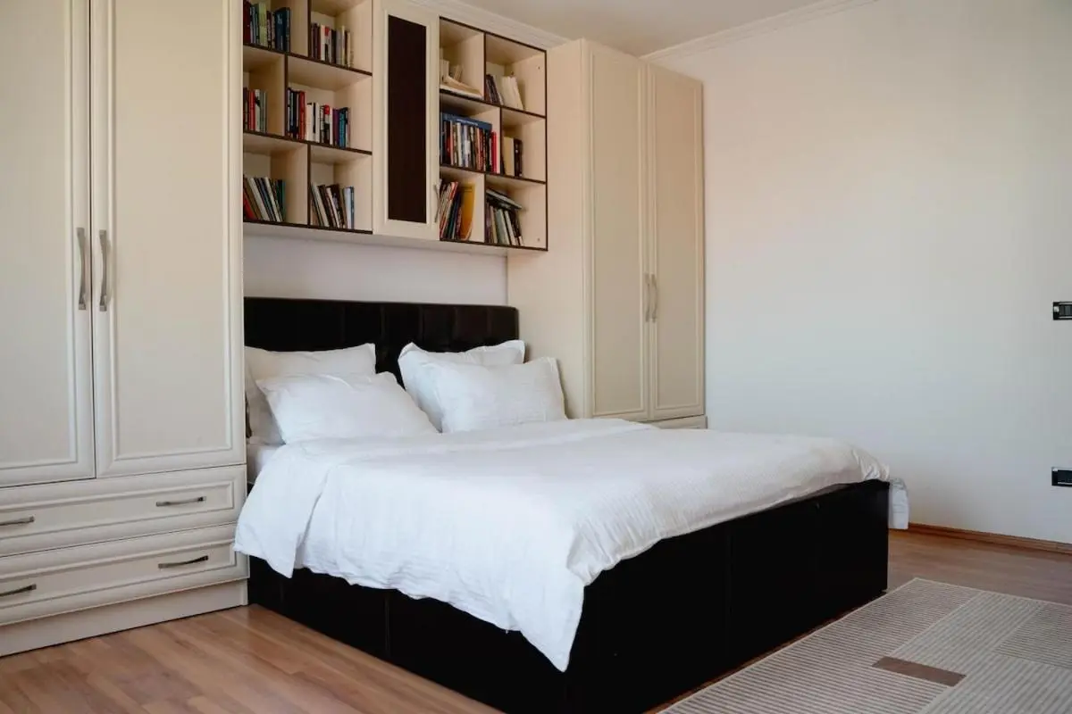 Whole Floor Apartment In Upscale Neighborhood