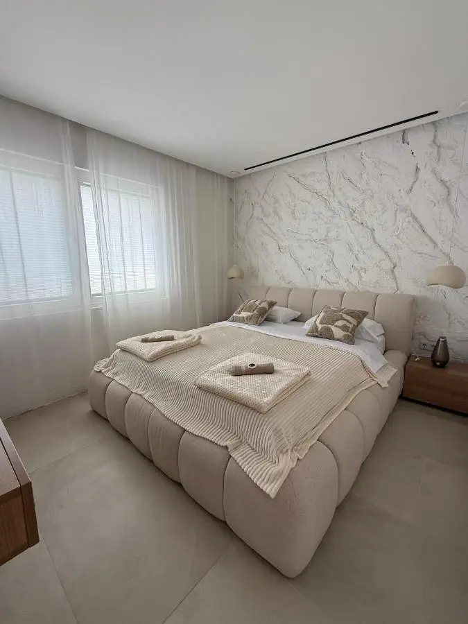 Apartment 528