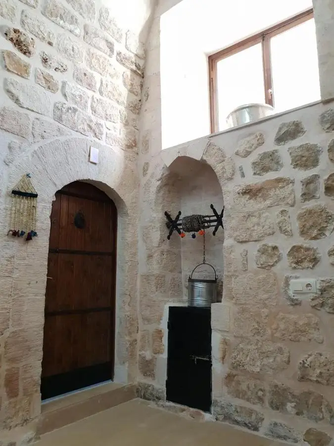 Mardin tarihi ulu Cami yanı, Kale divan konağı