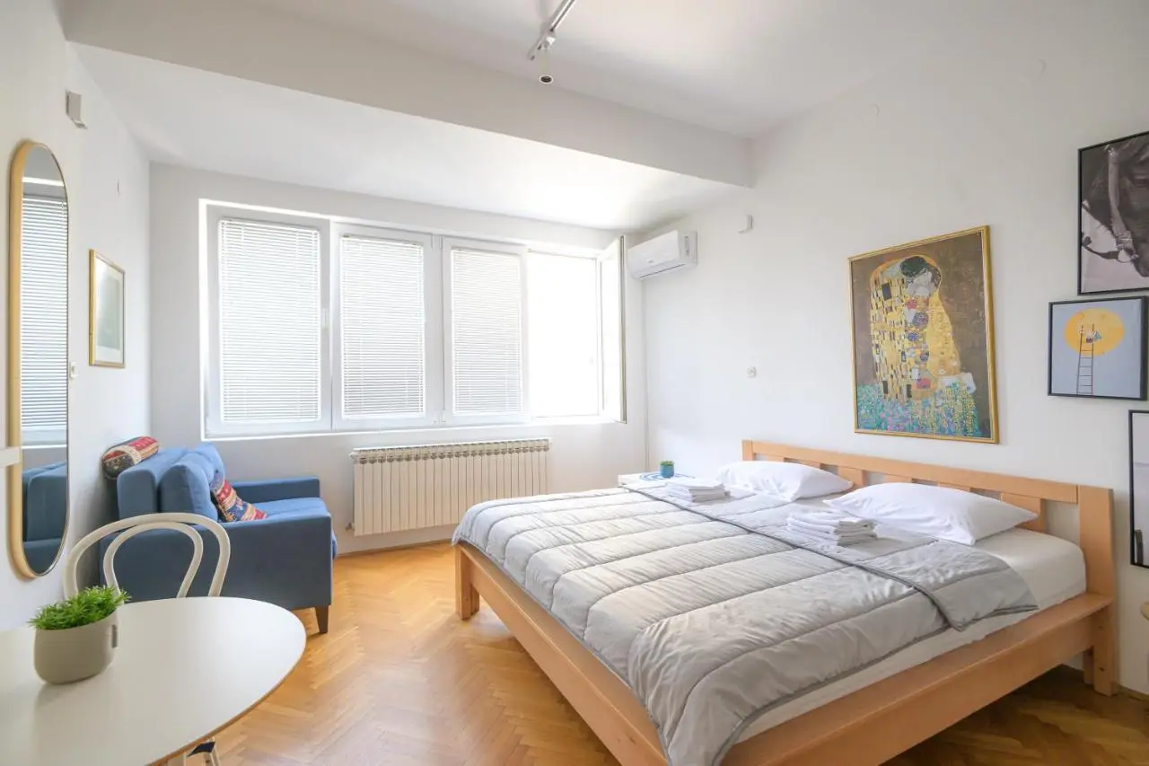 STUDIO APARTMENT SiLVER