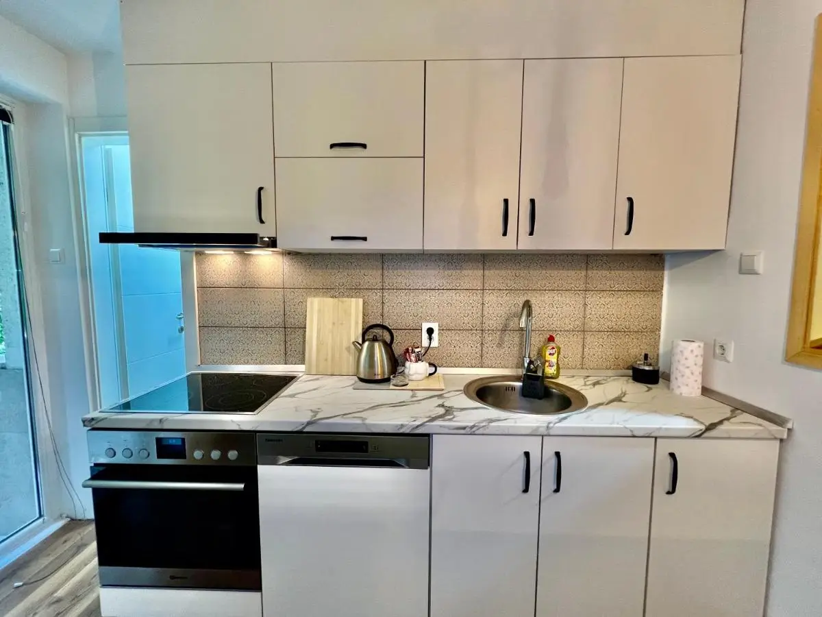 Spacious Two-Bedroom Apartment with Free Parking