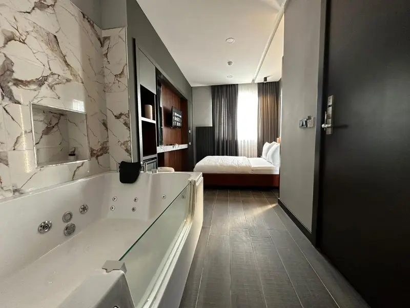 Second Suit Hotel