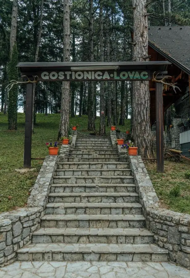Prenoćište/Restoran Lovac