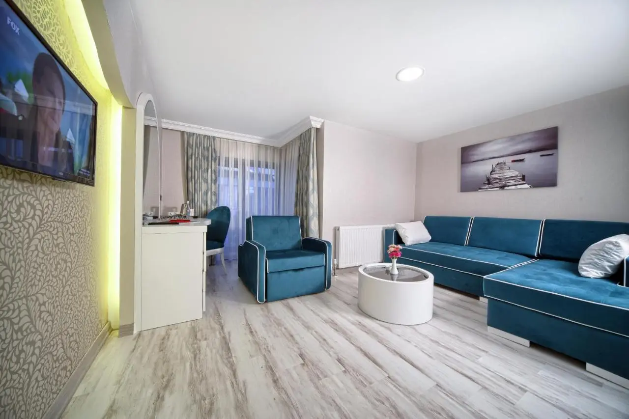 Demonti Hotel