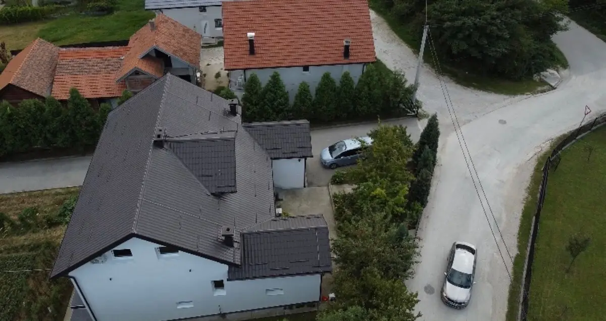 House with a large courtyard and parking, 3 air conditioners!