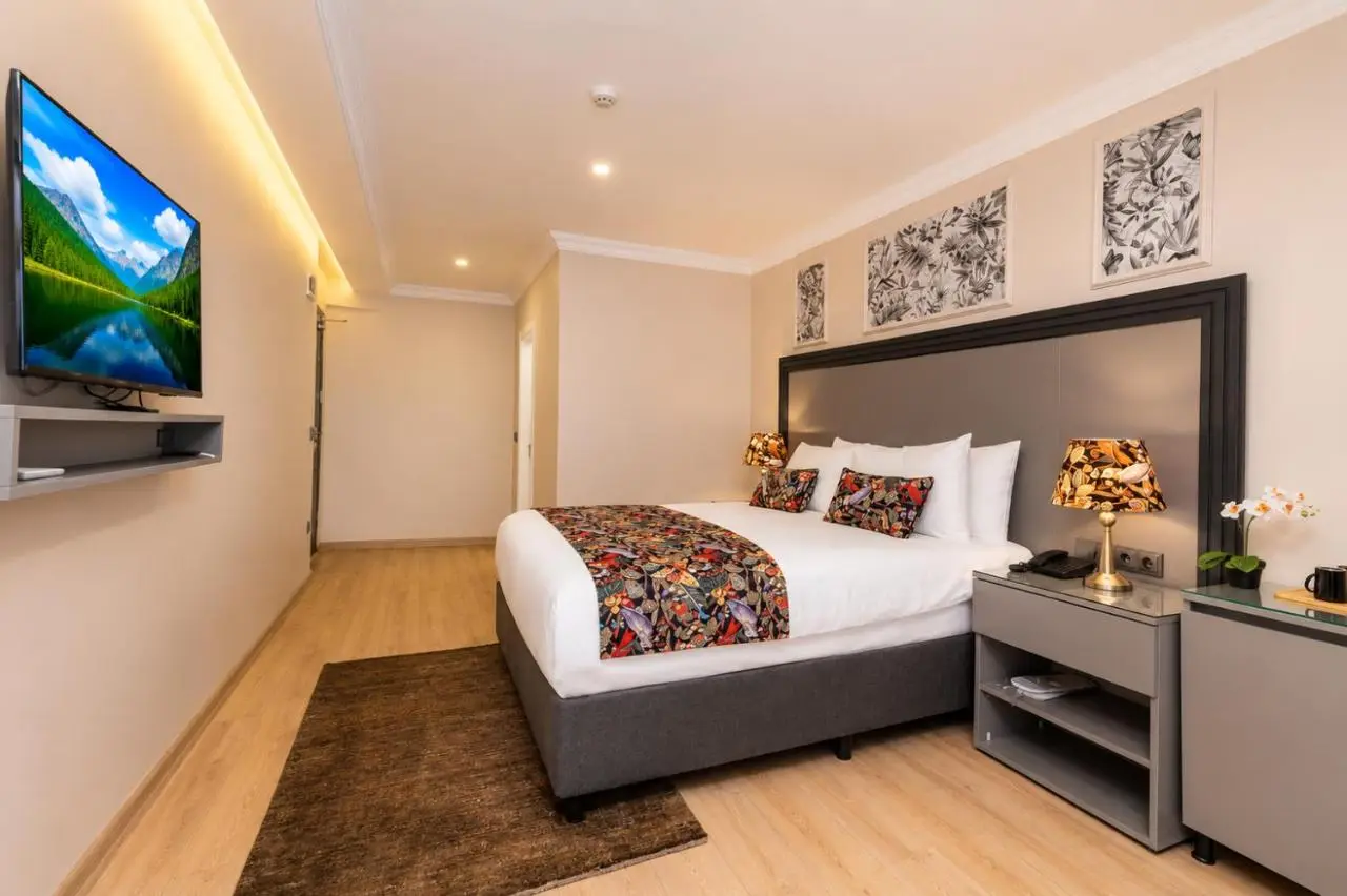 Bond Hotel