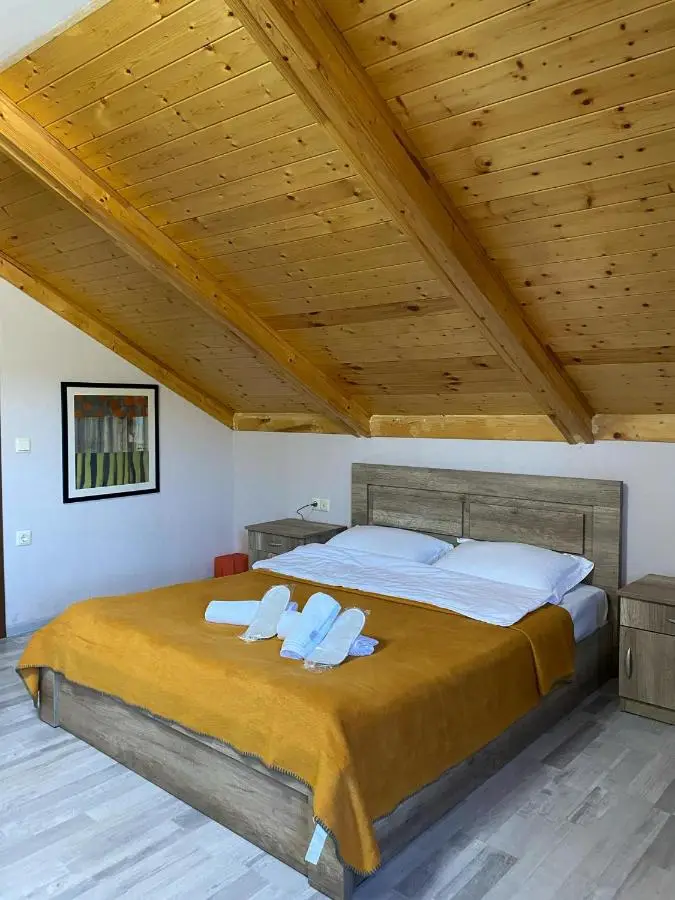8 rooms