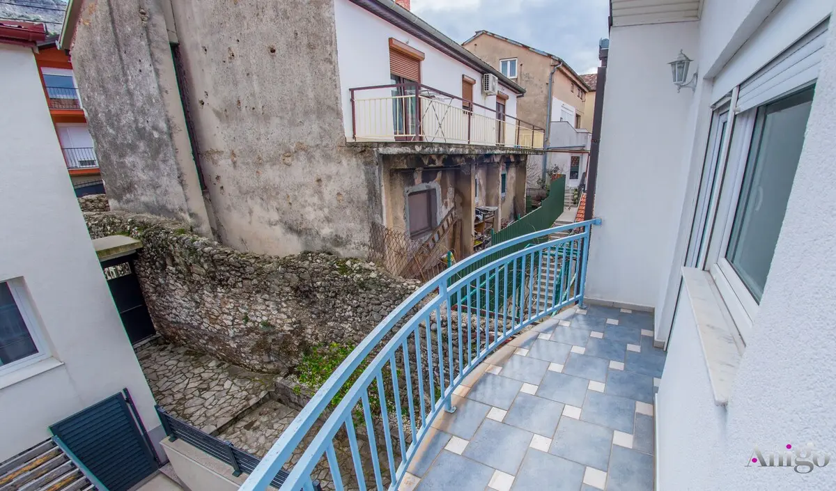 Apartment Ado