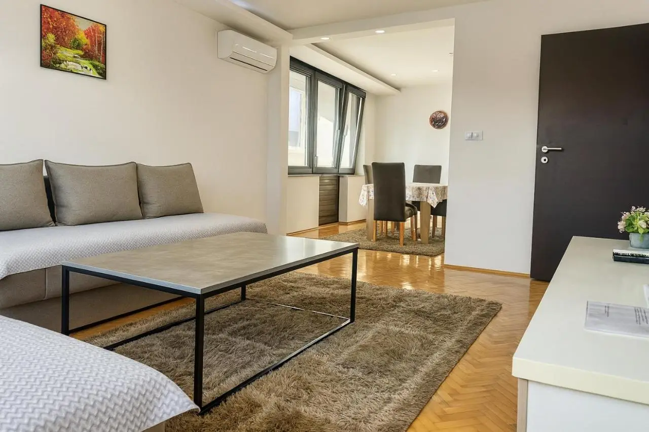 Green Riverside Apartment