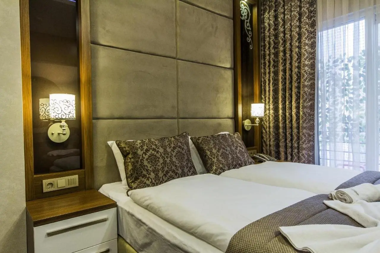 La Pazza Suites