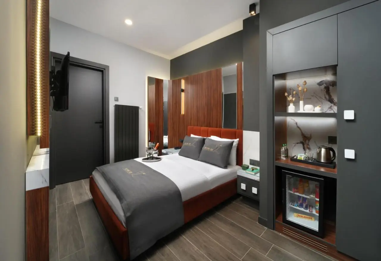 Second Suit Hotel