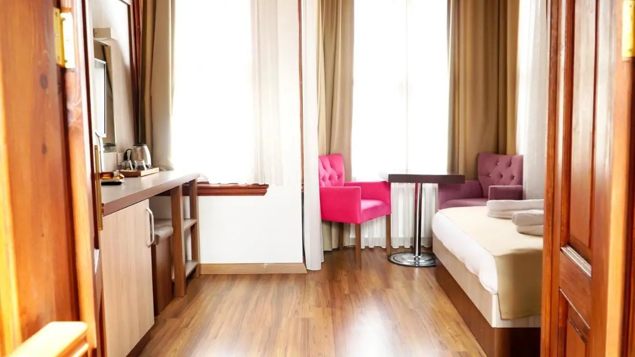 QONAQ HOTEL & SUITES