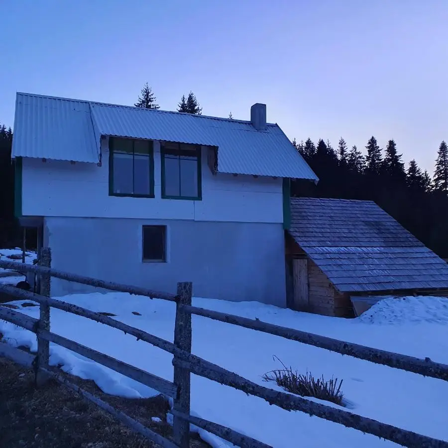 Planinska koliba Ajdanovici Jelovac Nisicka visoravan