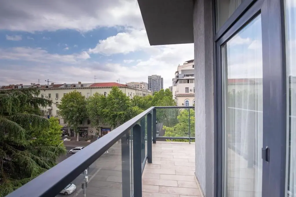 2-Bedroom Apartment with Spacious Balcony - Self Check-In - 5 Min to Metro