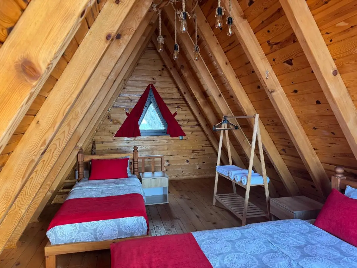 Cela Zeni Suit Bungalov