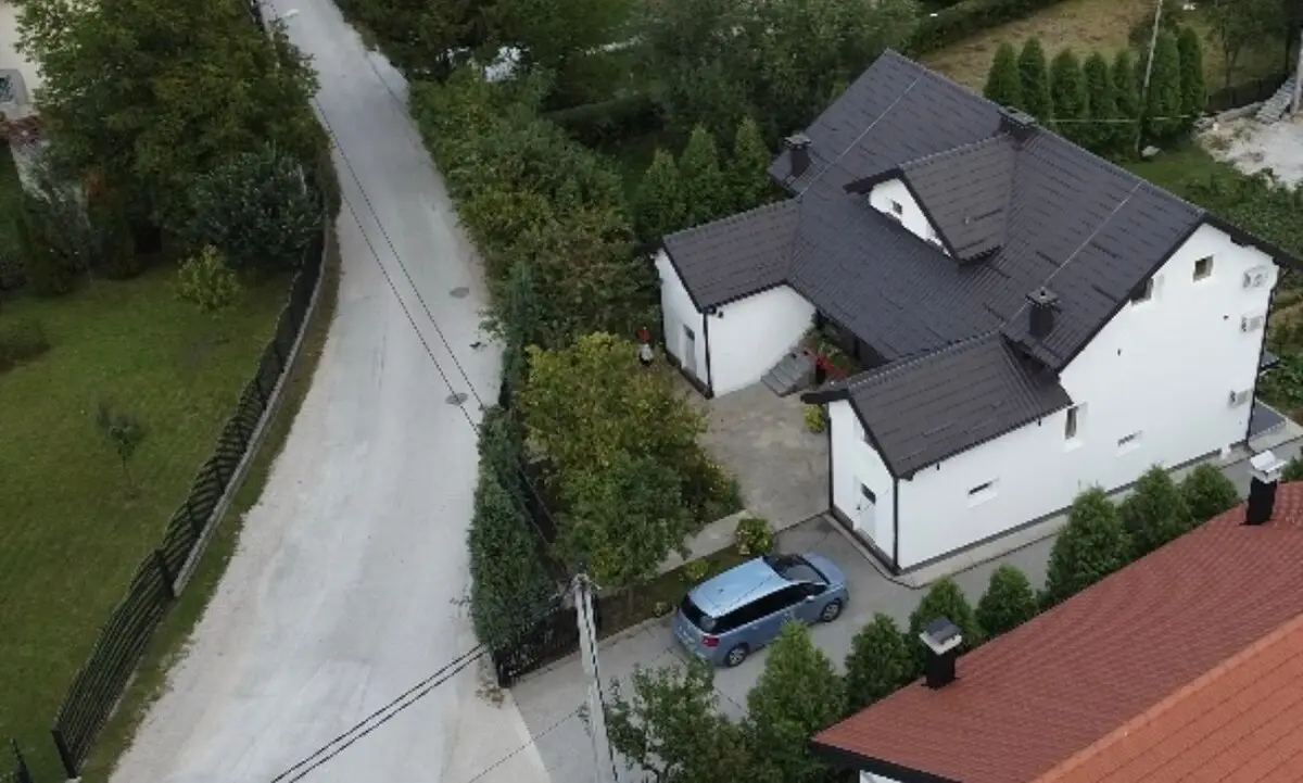 House with a large courtyard and parking, 3 air conditioners!