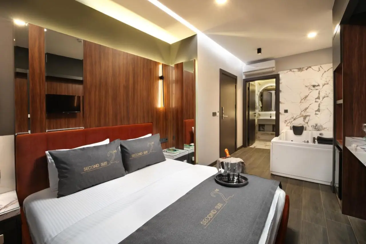 Second Suit Hotel