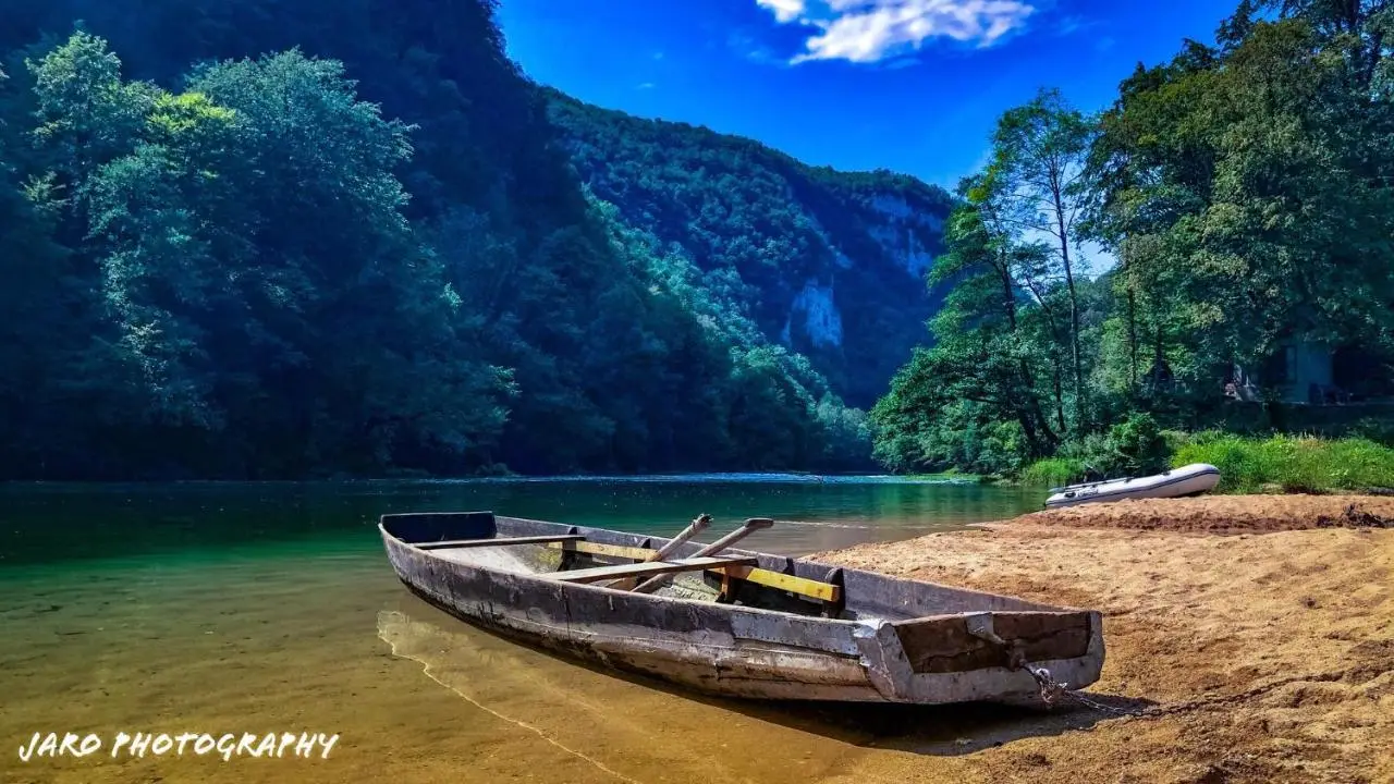 House on piles, Una river 'Apartman Una'
