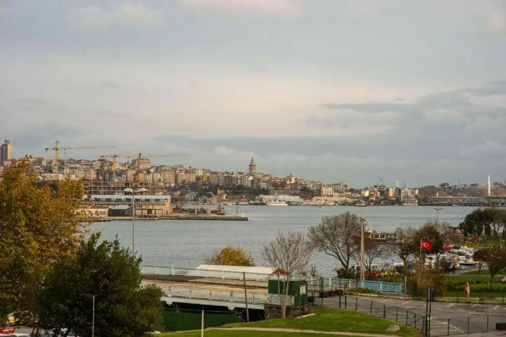 Waterfront Apartment by the Tram - Terrace with Dome & Golden Horn View in Fatih