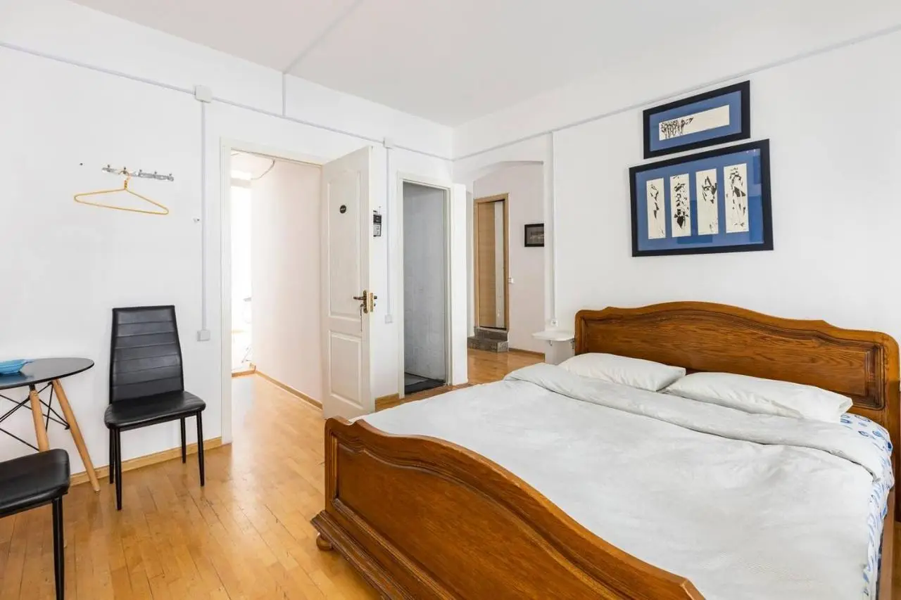 Room in Center 2