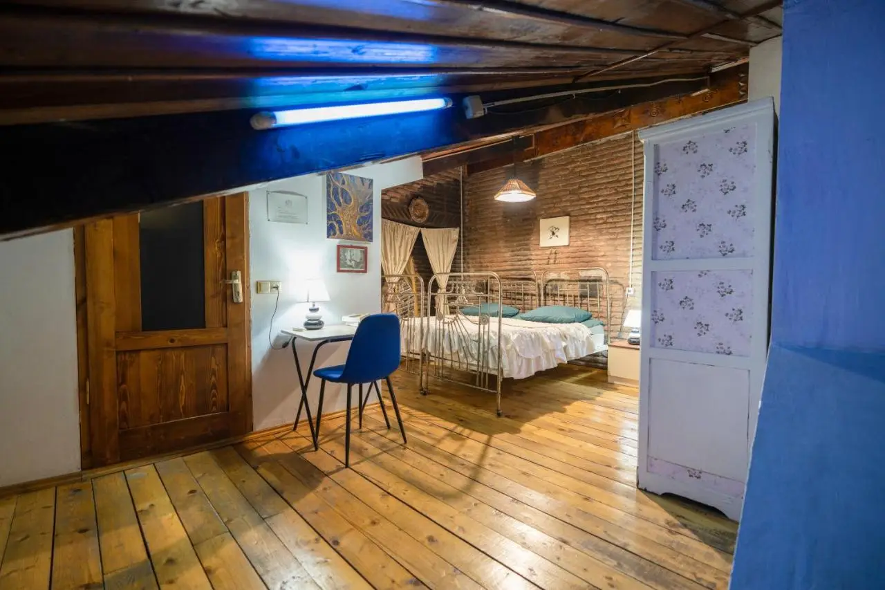 Leon Rooms