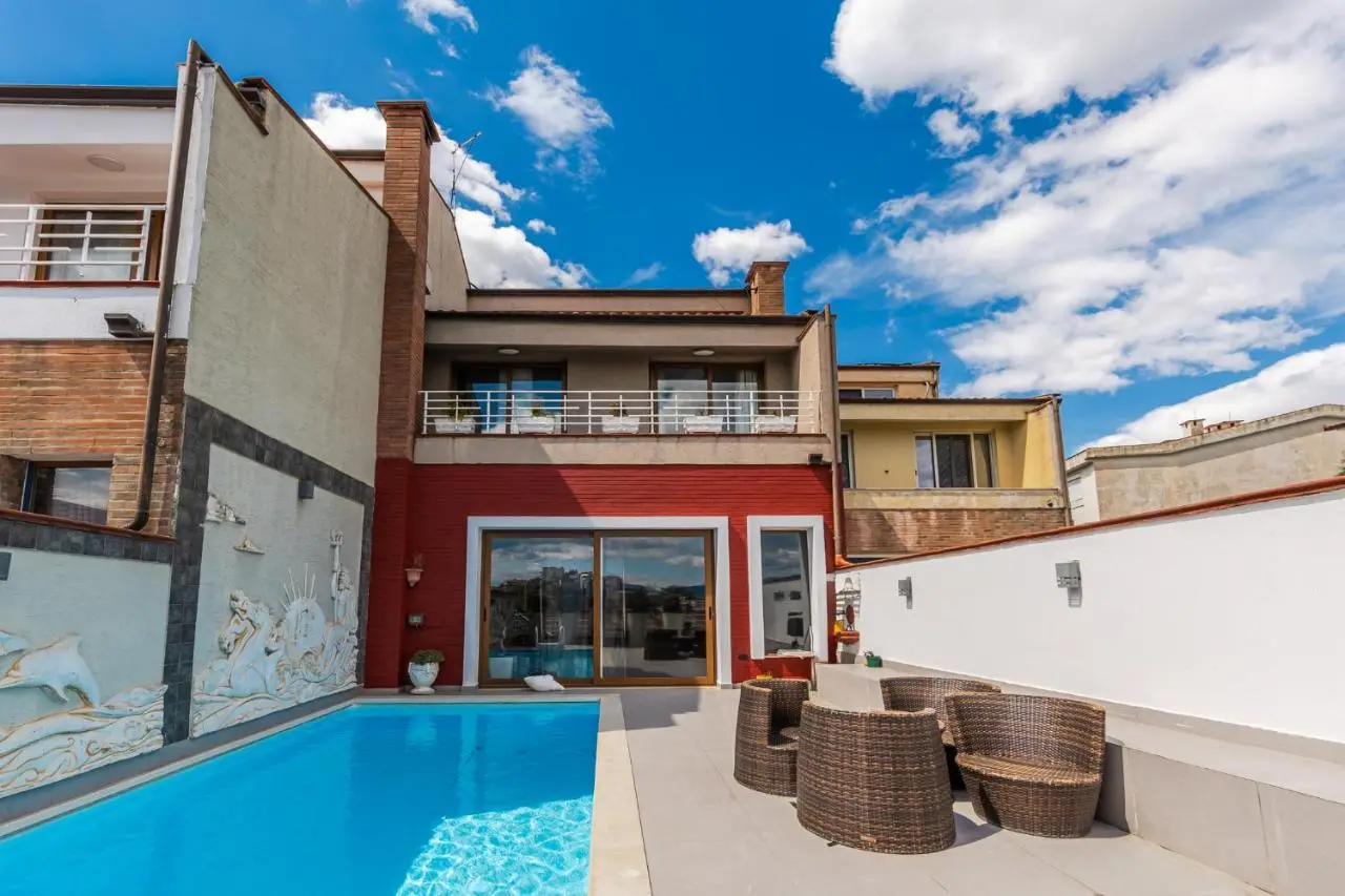 Tranquility Villa with Pool Private Garden & BBQ by PikHost