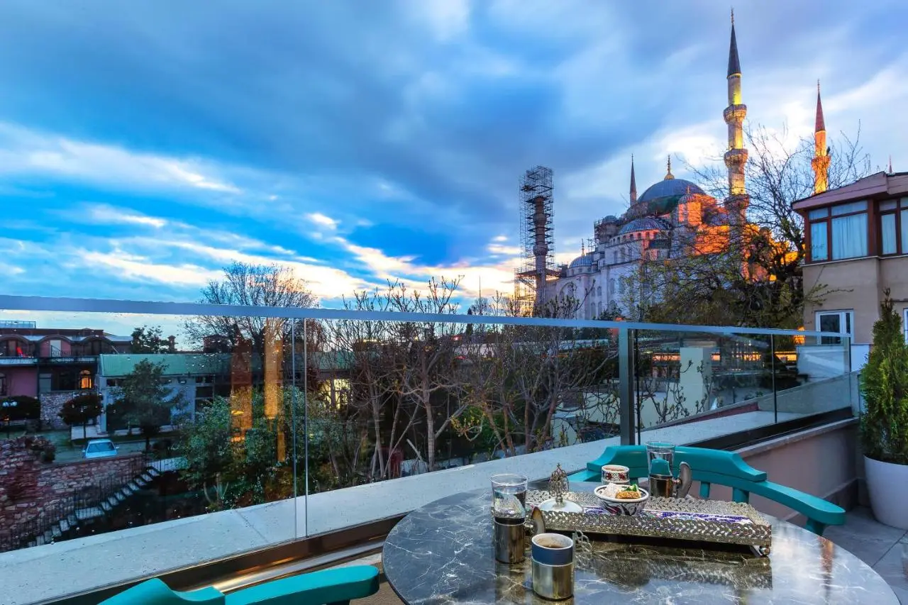 Obelisk Hotel & Suites