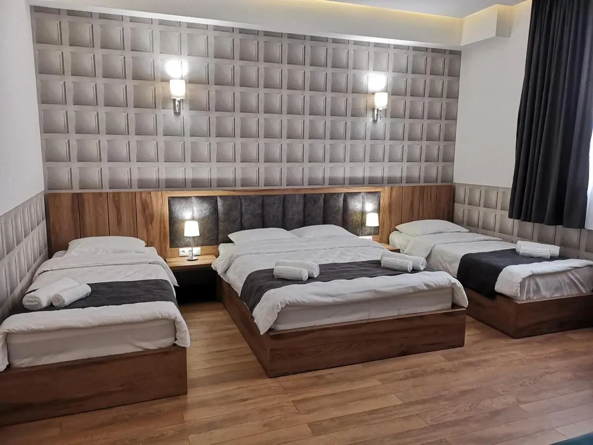 3 Rooms Hotel