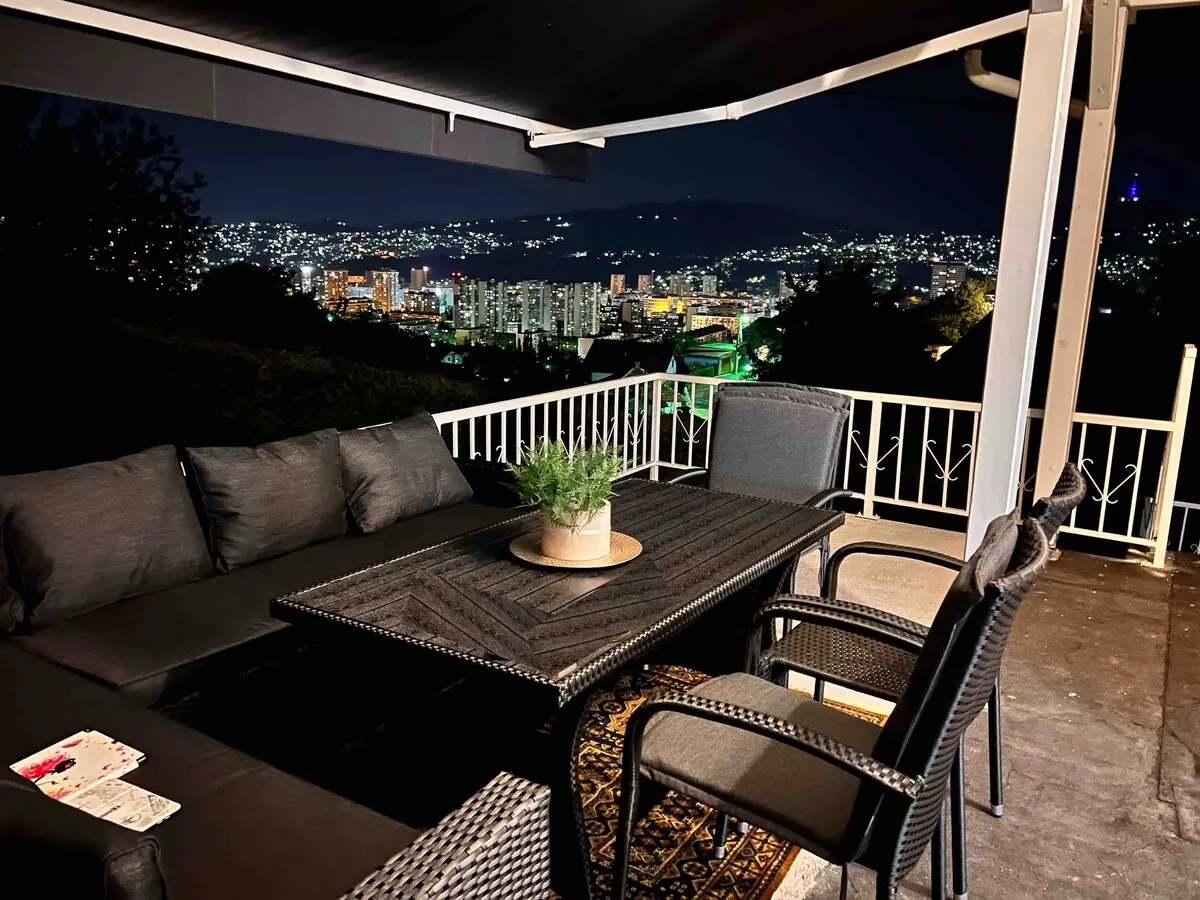 House with THE BEST View+Garage