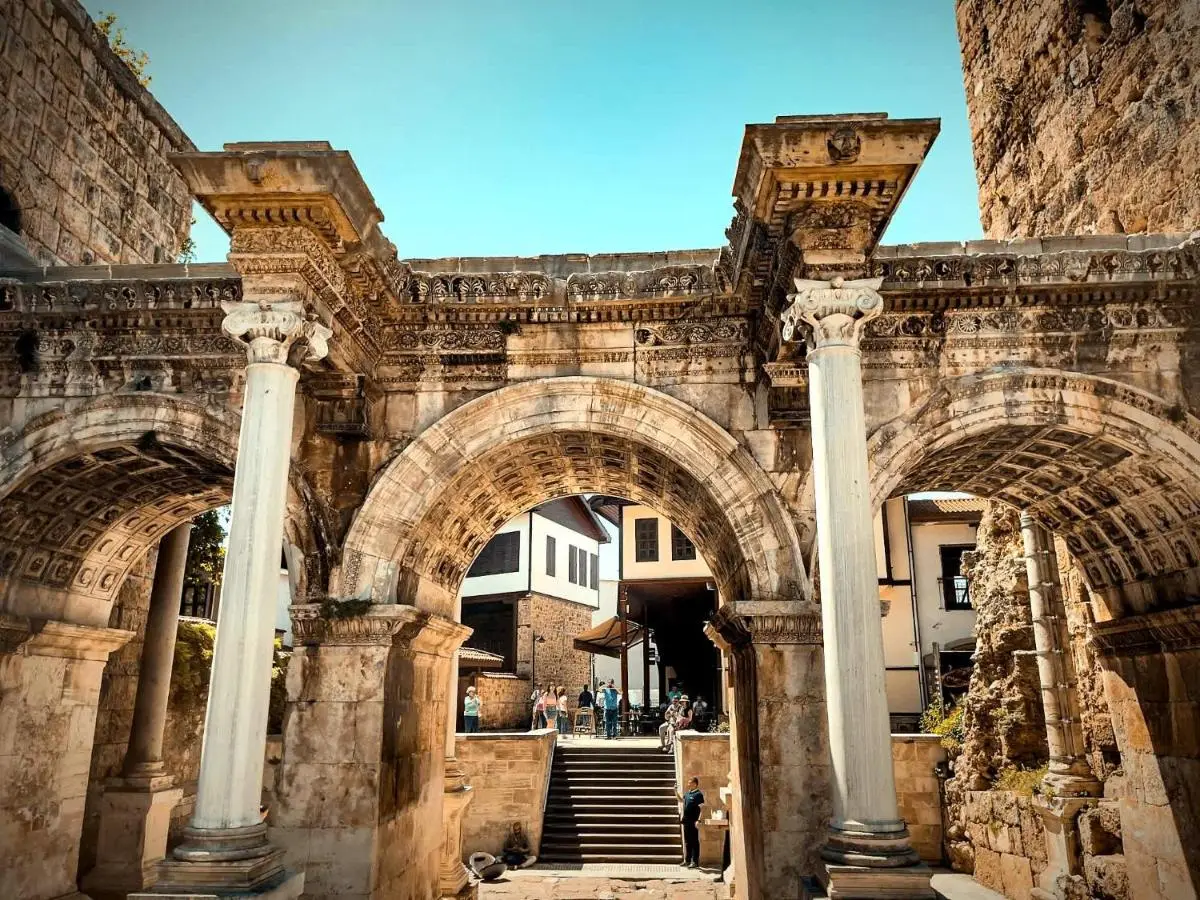 Hadrian Modern Amber Apartment in Prime Old Town Location