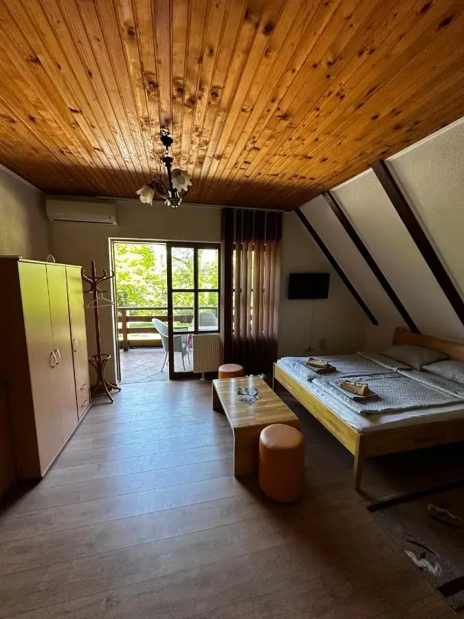 Prenoćište/Restoran Lovac