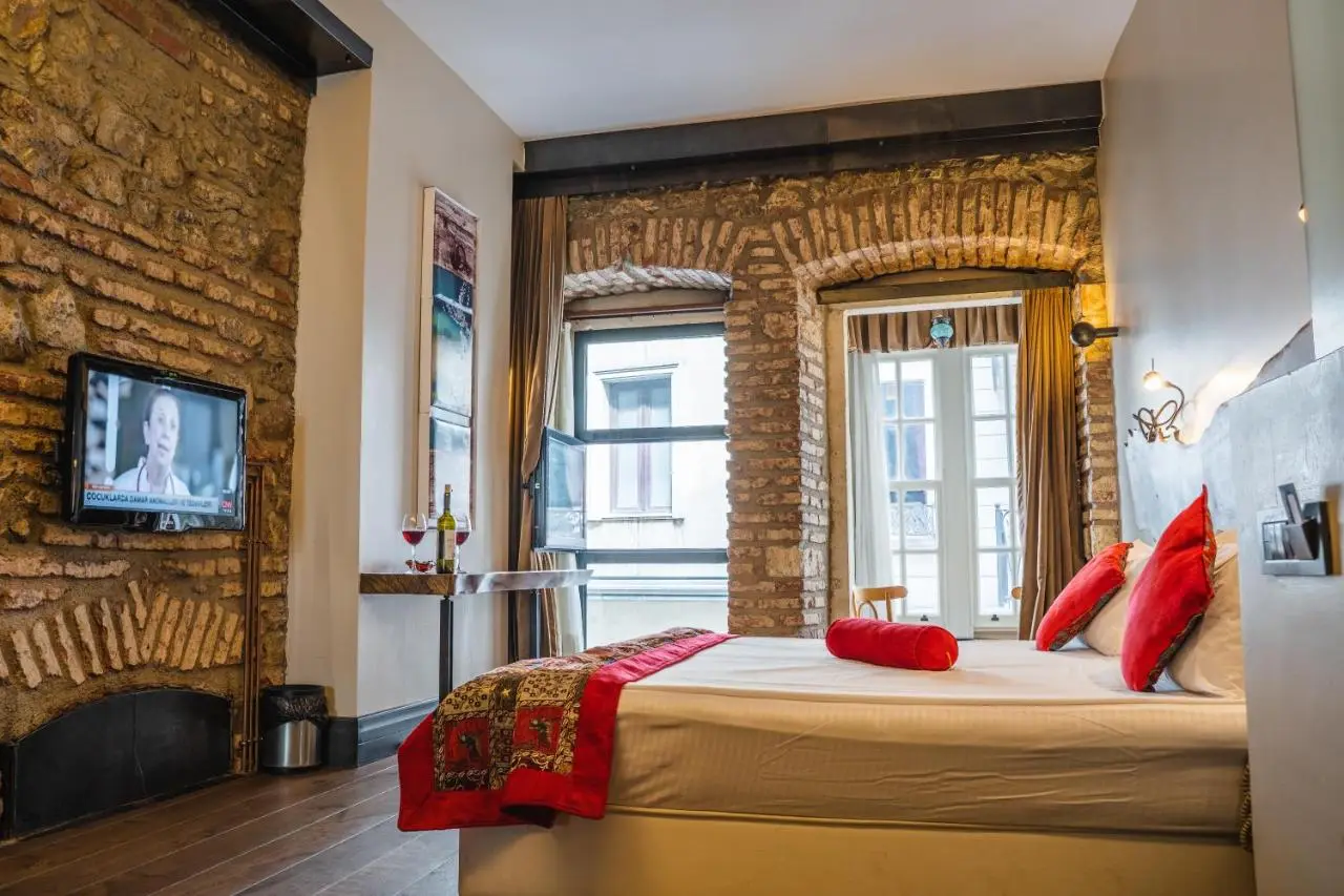 West Pera Hotel