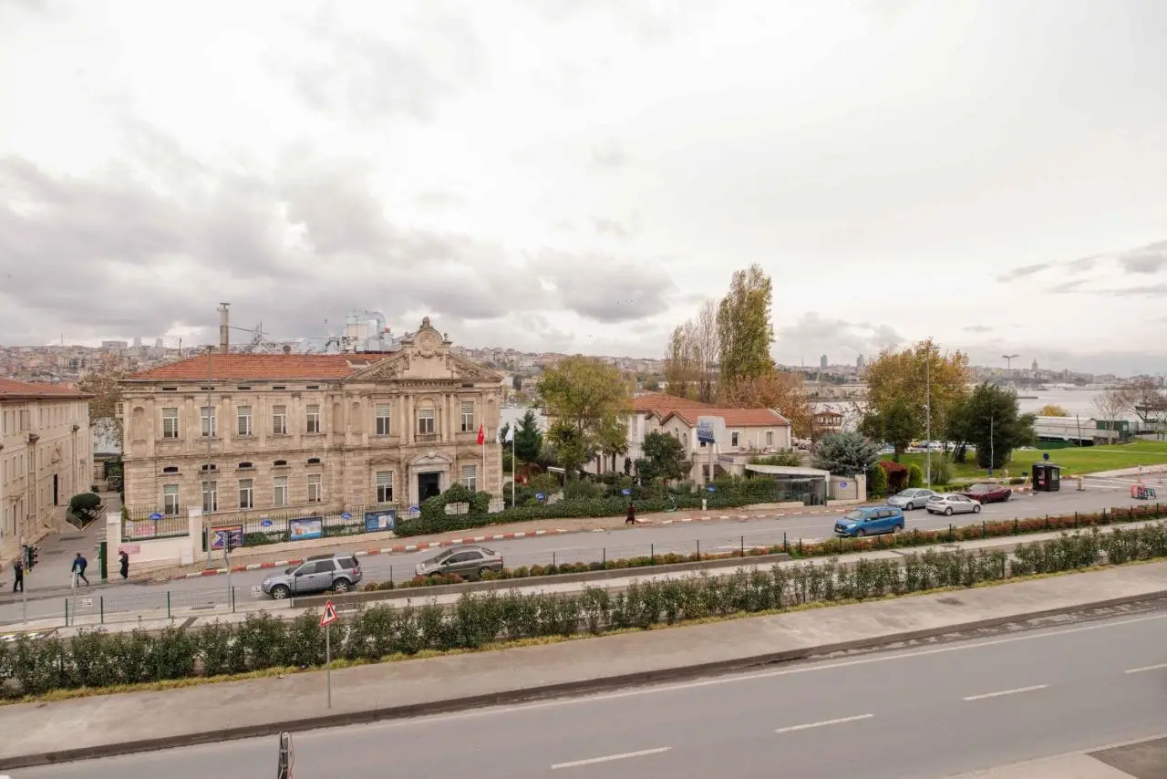Waterfront Villa by the Tram - Private Terrace with Dome & Golden Horn View in Fatih