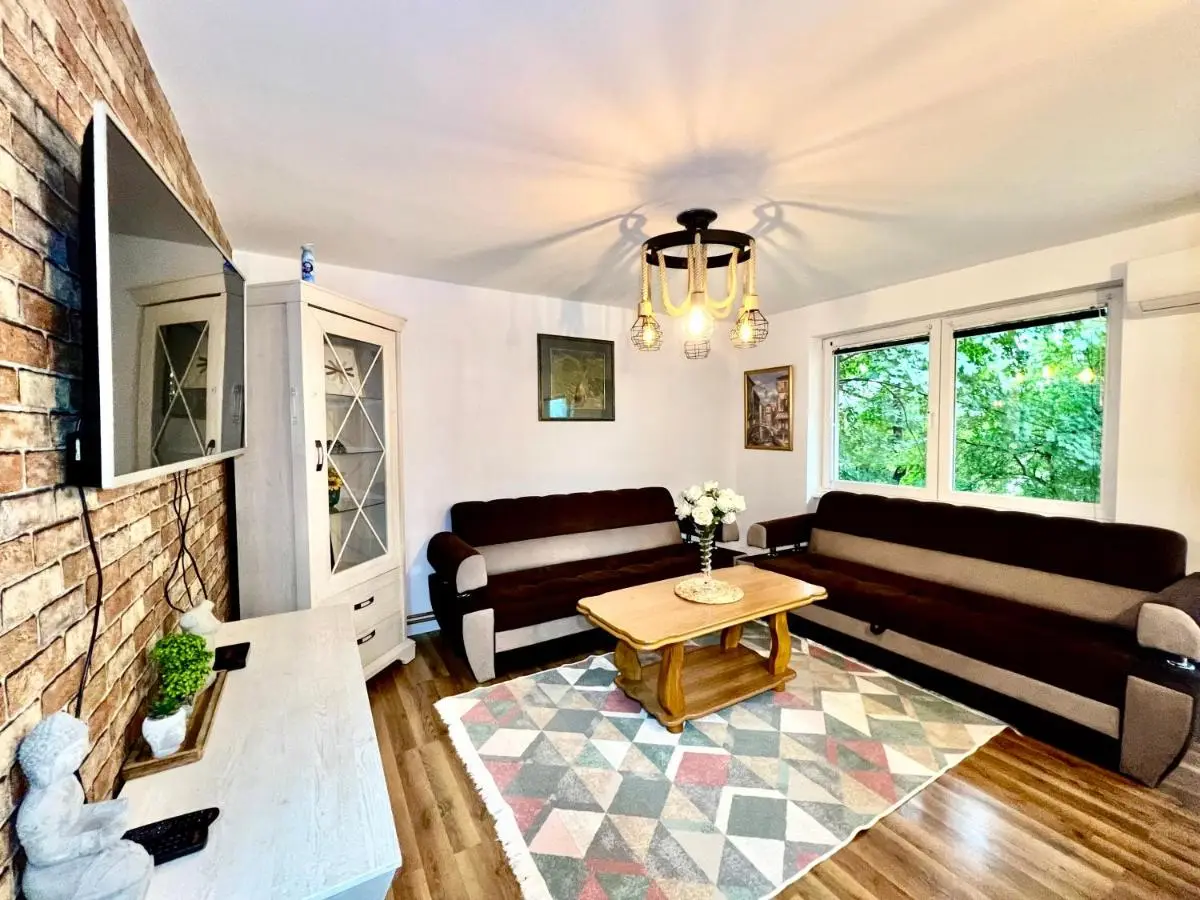 Spacious Two-Bedroom Apartment with Free Parking