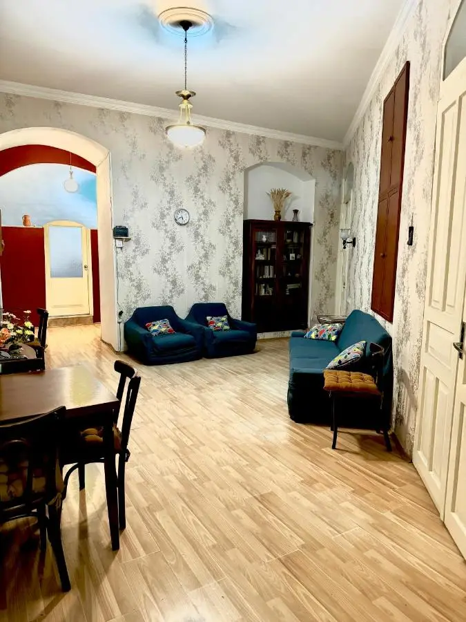 Old Tbilisi Authentic spacious 3BR Apartment with Balcony, Walk to Freedom Sq, Family friendly