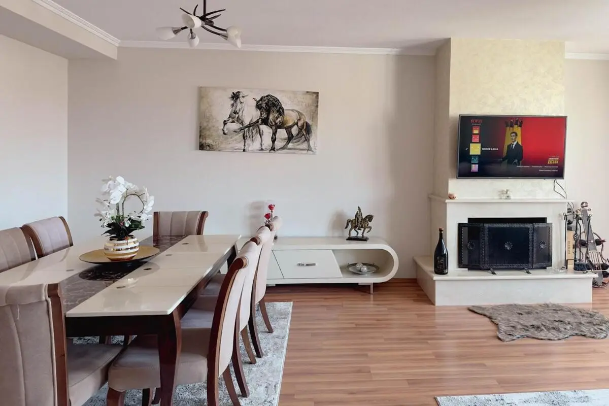Whole Floor Apartment In Upscale Neighborhood