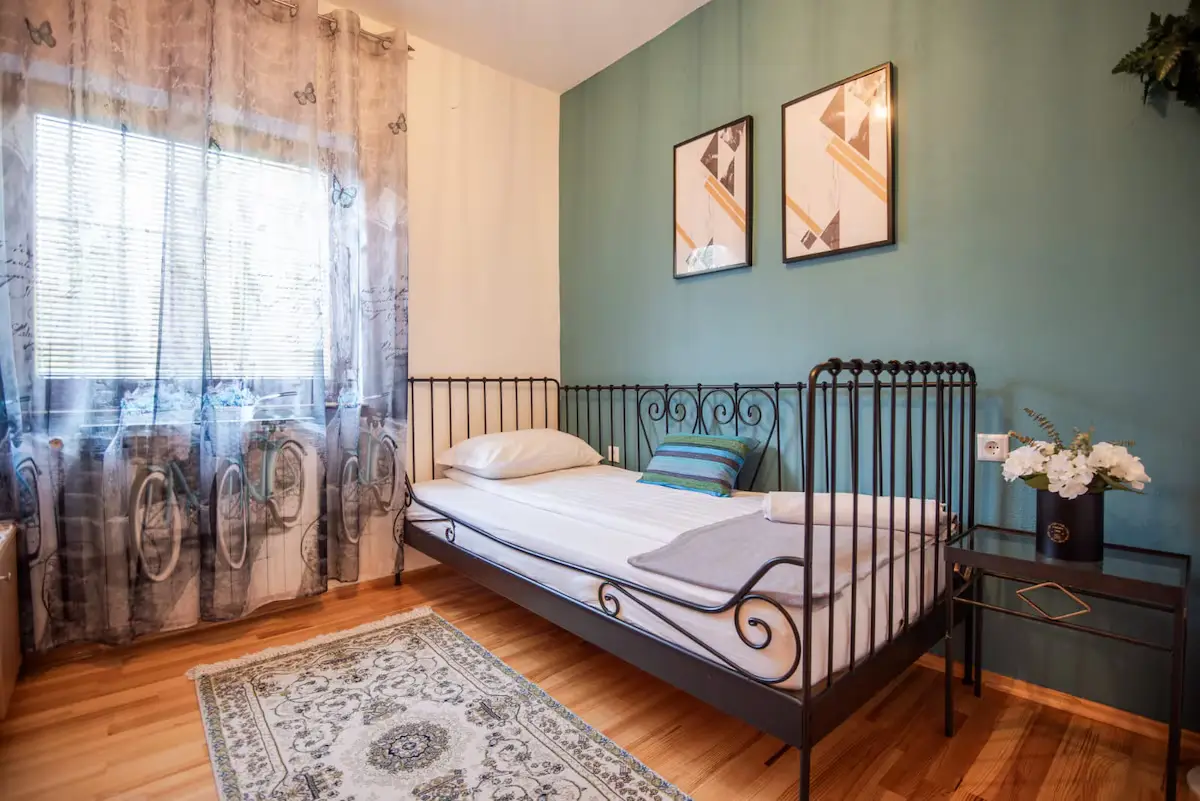 6BDR Holiday Nest - Green Aris