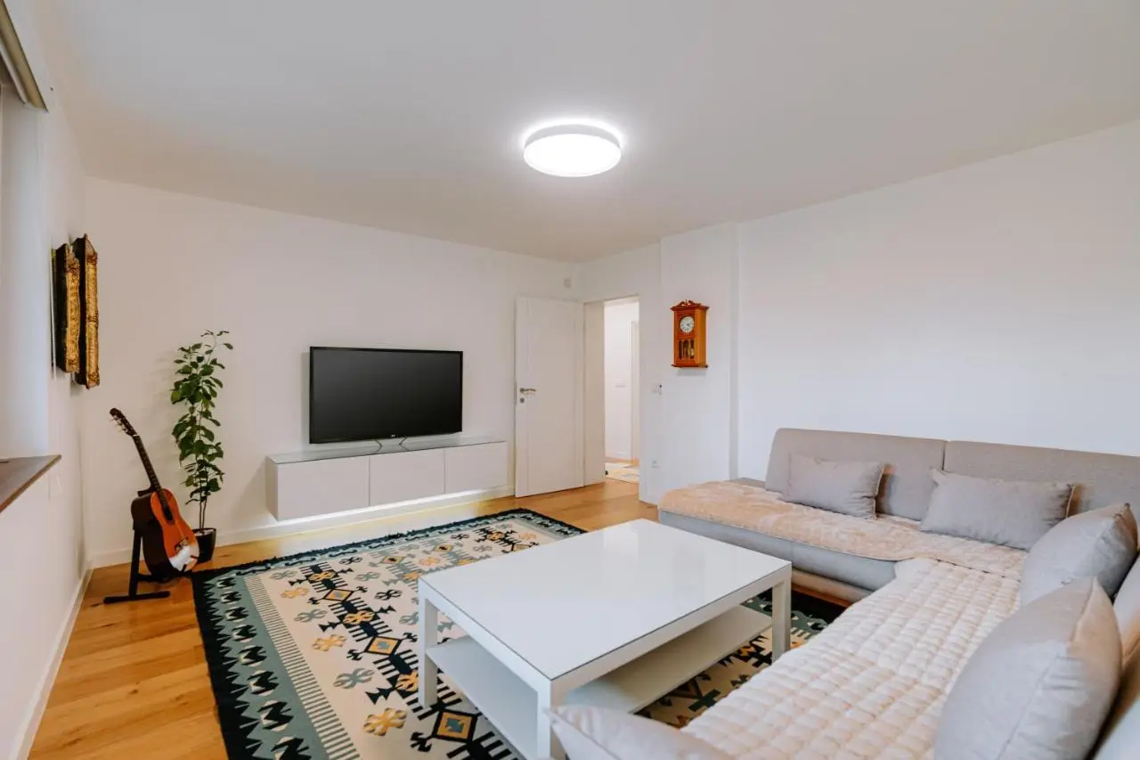 Apartment Jutro with free private parking-garage