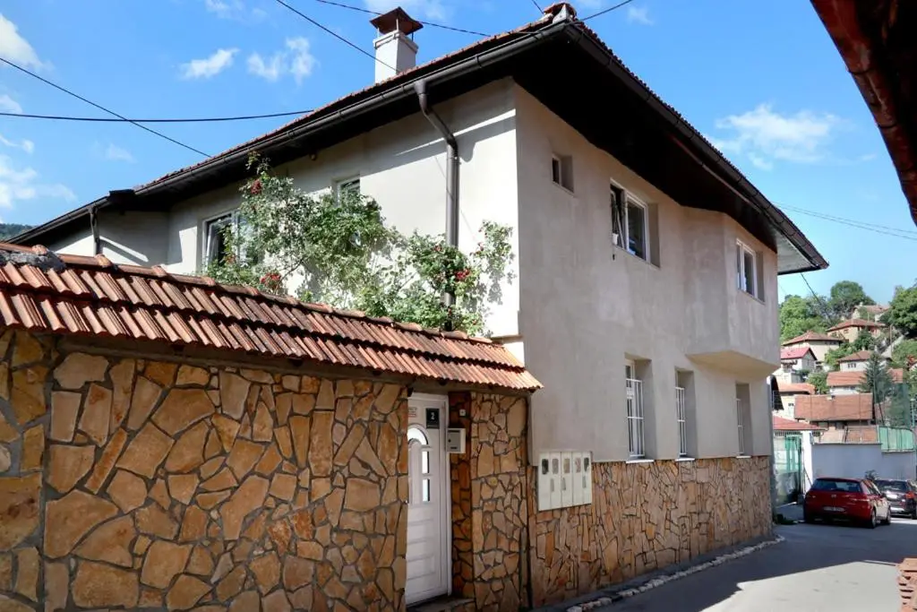Modern&Cozy Bosnian house with GARDEN+FREE parking
