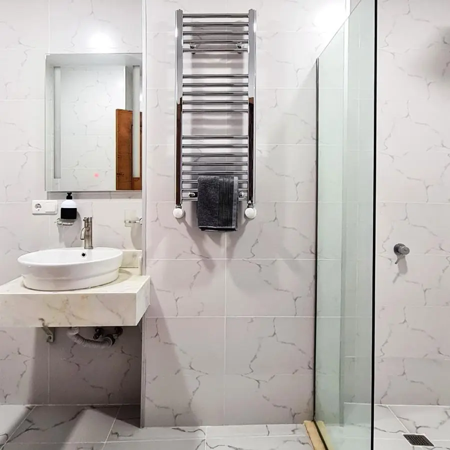 Bright and Airy Apartment Free Wi-Fi Open Space 3-Rooms 2-Balconies