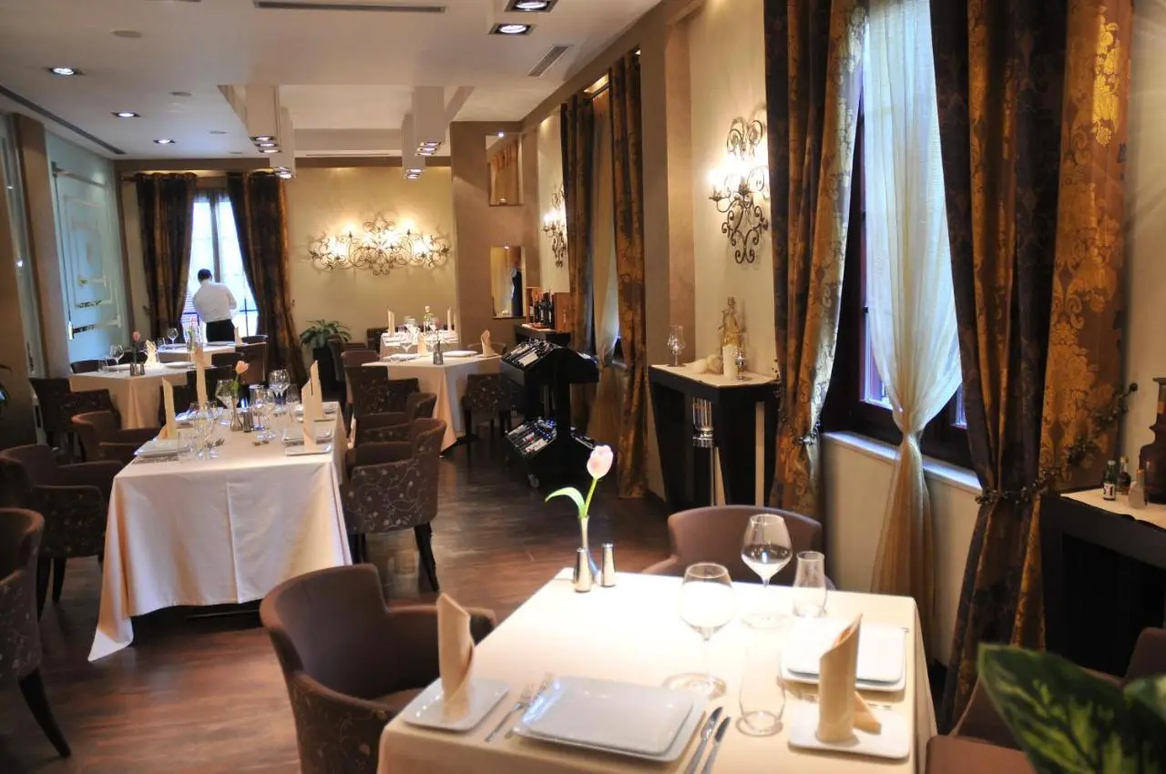 MonarC Hotel