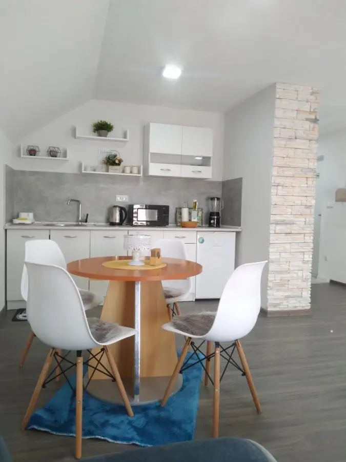 Holiday House White Hill